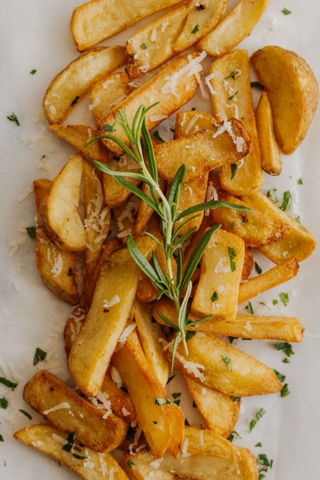 kaboompics_crispy-rosemary-fries-with-parmesan-topping-37373